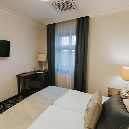 Hg Hotel Toszek Eksteriør billede
